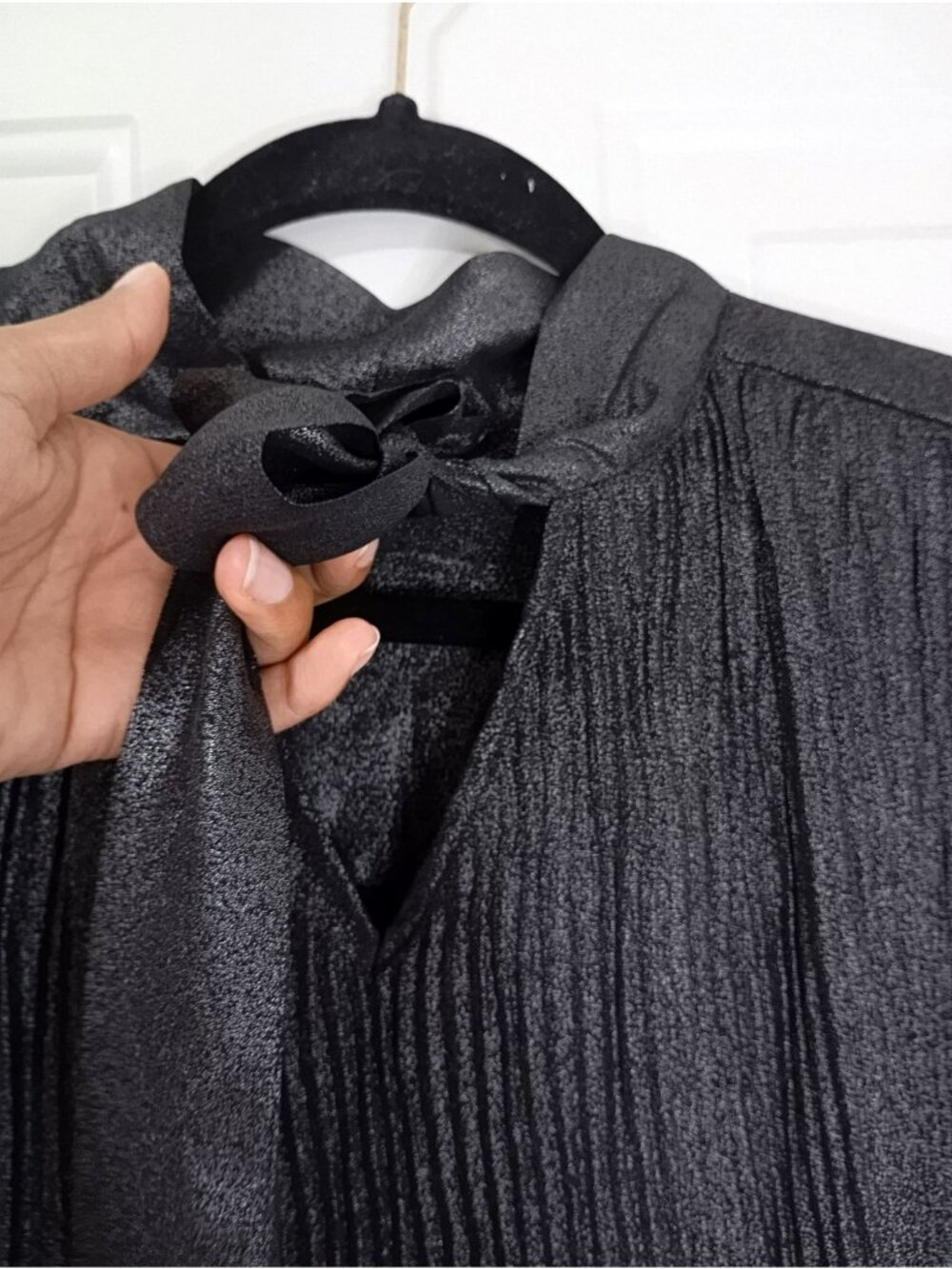 Nanette Lepore Metallic Black Pleated Long Sleeve Blouse With Tie Neck Size M - Picture 6 of 13